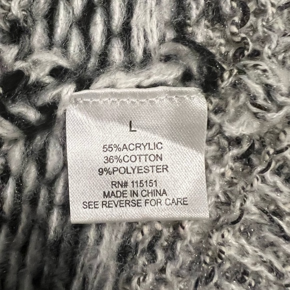 NWOT Romeo and Juliet Couture Black and Gray Southwest Print Sweater Size Large - Picture 4 of 5